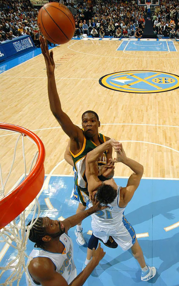 2007-1031-Kevin-Durant-Eduardo-Najera-op53-4657.jpg